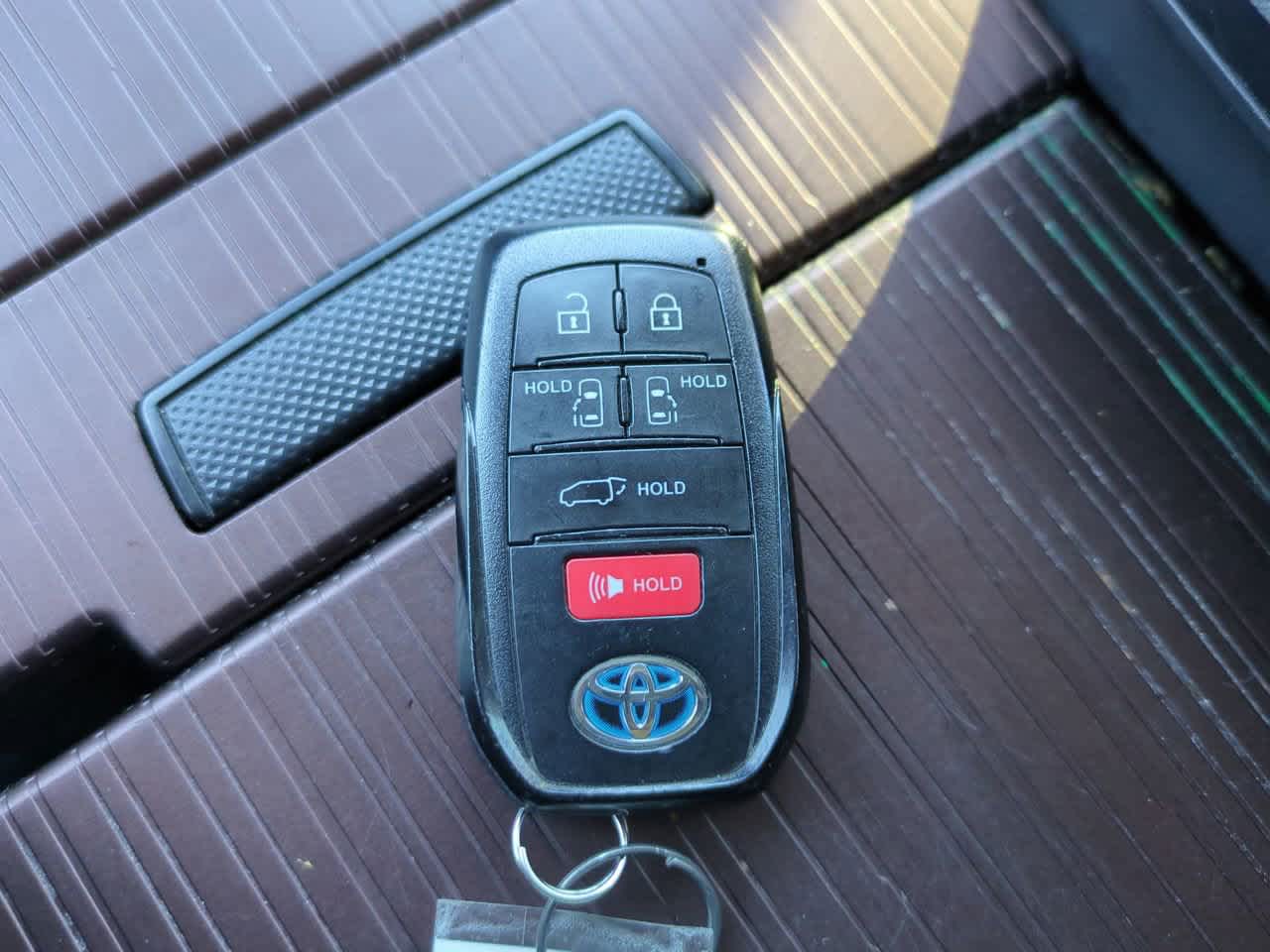 Thumbnail: 2021 Toyota Sienna - 25