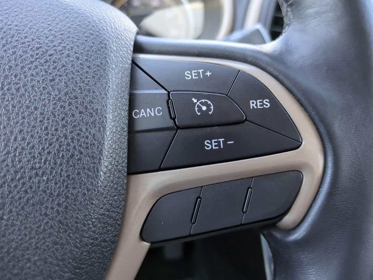 Thumbnail: 2015 Jeep Cherokee - 23