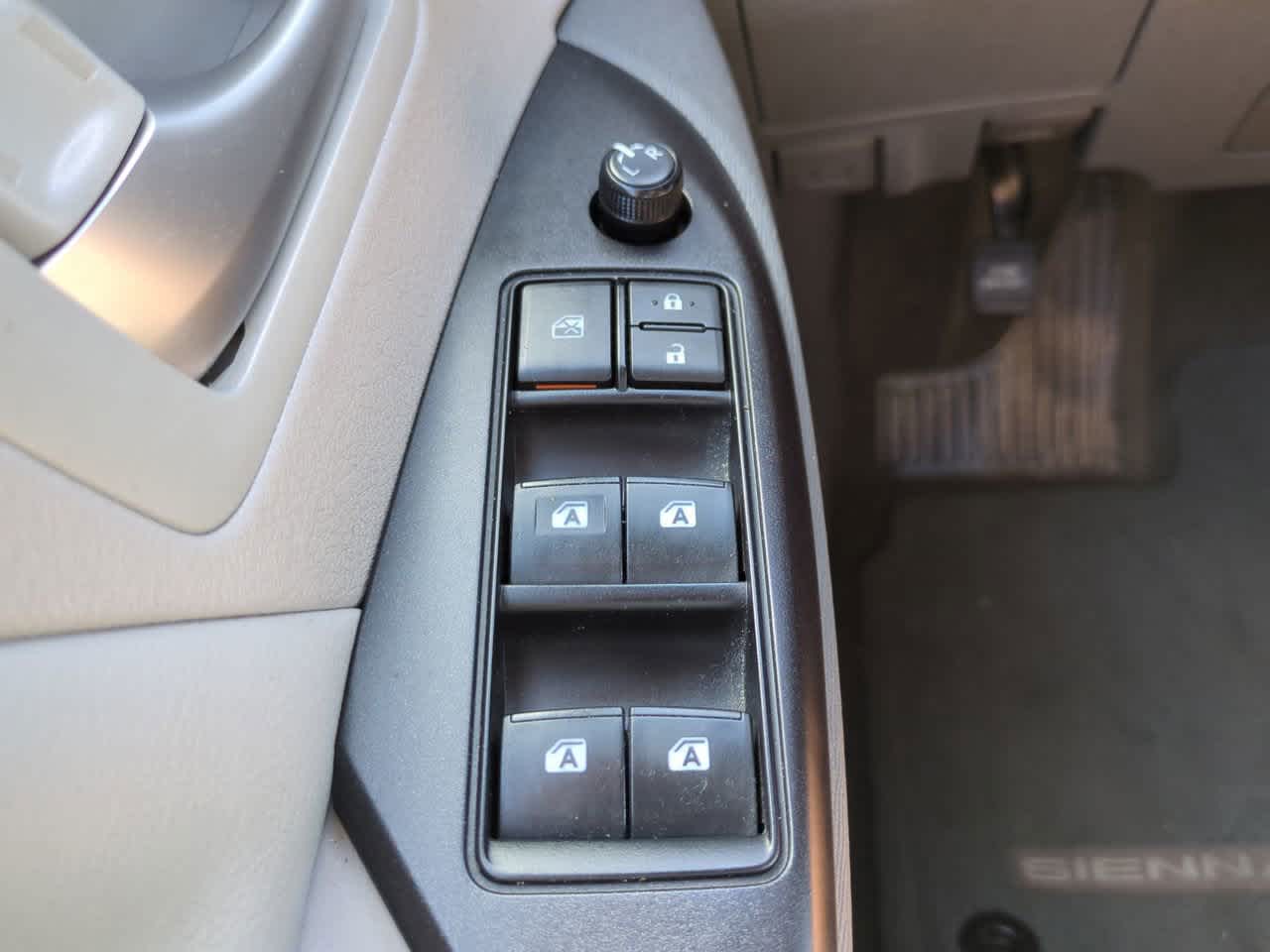 Thumbnail: 2017 Toyota Sienna - 22