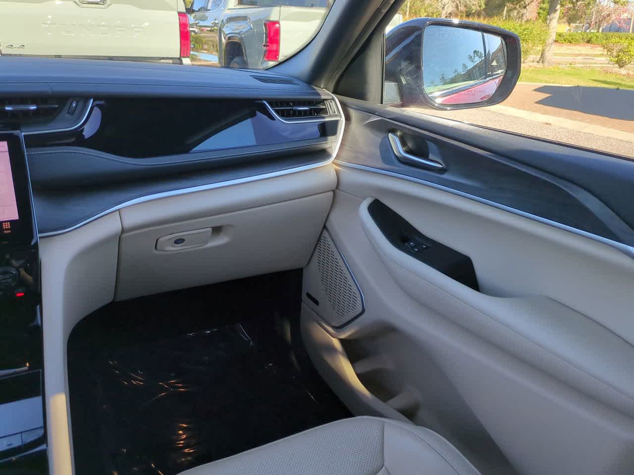 Thumbnail: 2022 Jeep Grand Cherokee - 16