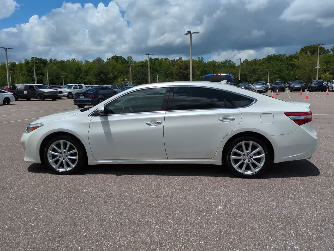 Thumbnail: 2015 Toyota Avalon - 3