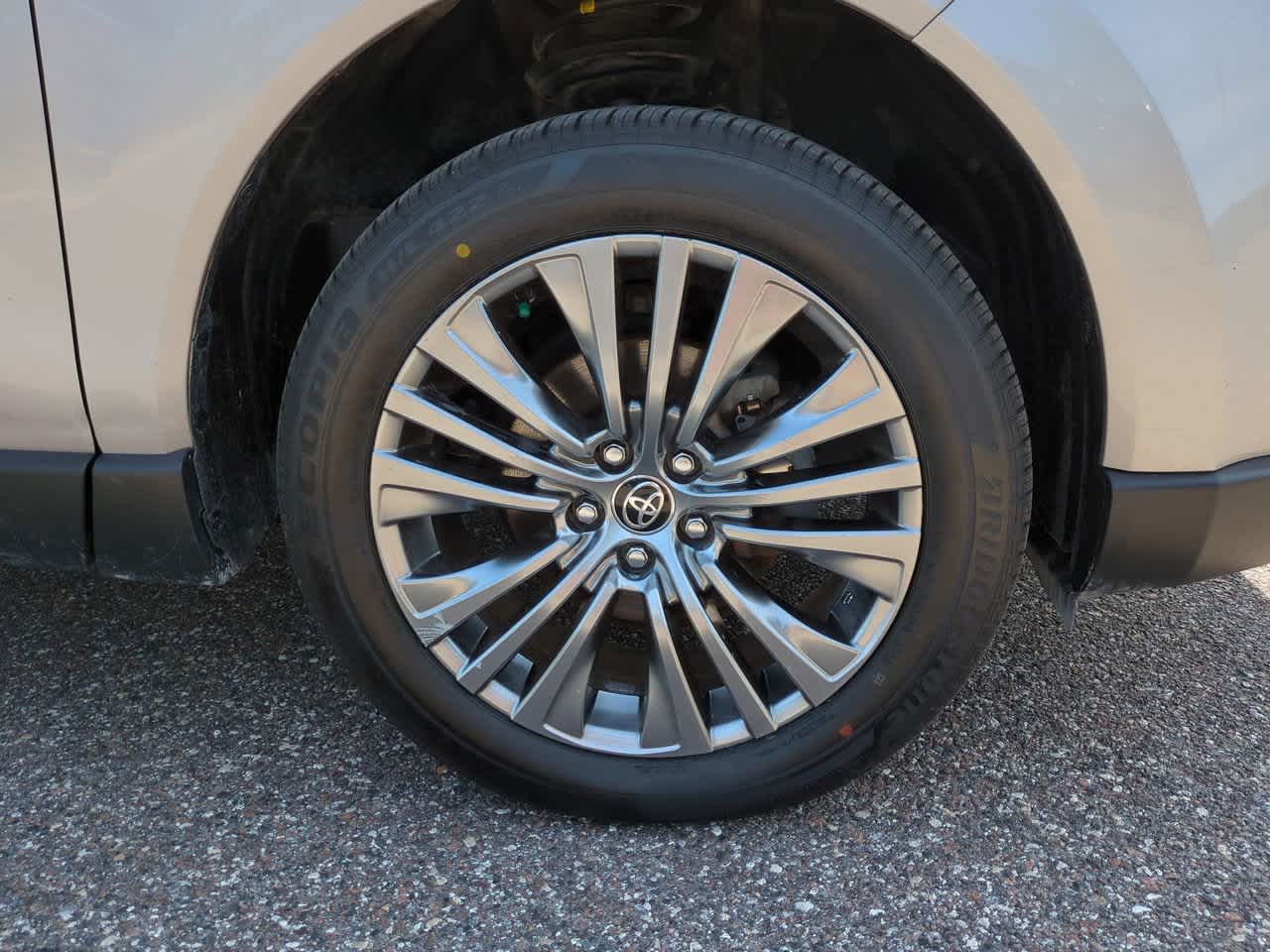 Thumbnail: 2021 Toyota Venza - 11