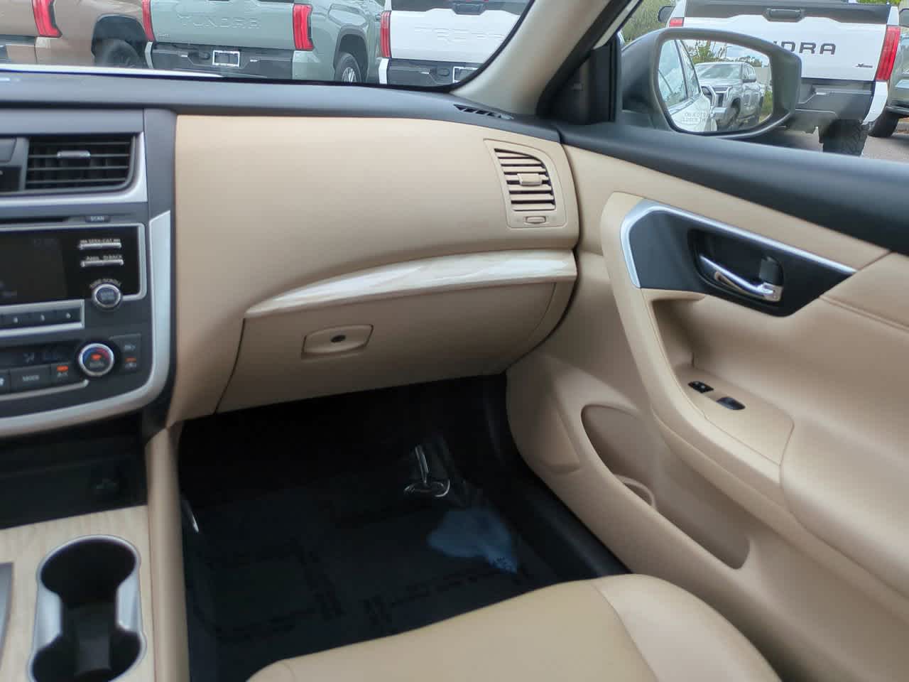 Thumbnail: 2016 Nissan Altima - 16
