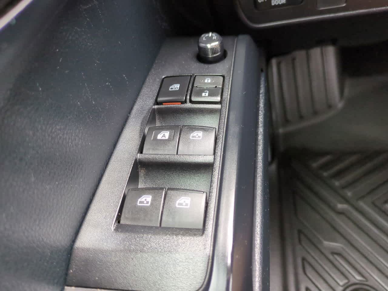 Thumbnail: 2016 Toyota Tacoma - 21