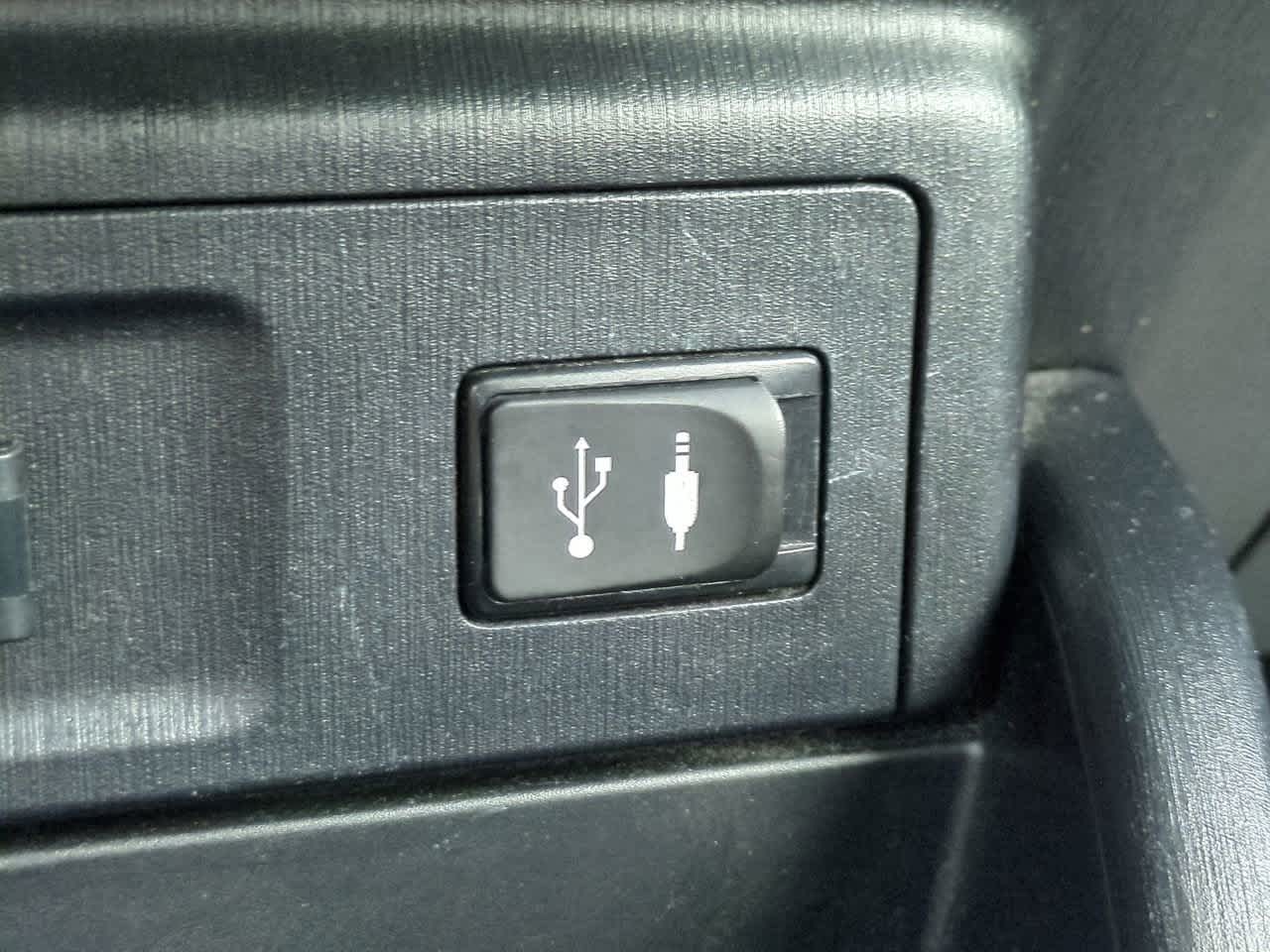 Thumbnail: 2015 Toyota Prius v - 20