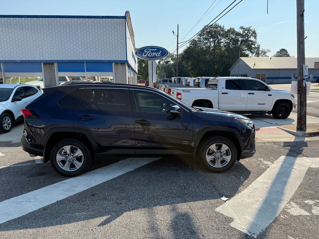 2022 Toyota RAV4 XLE's photo