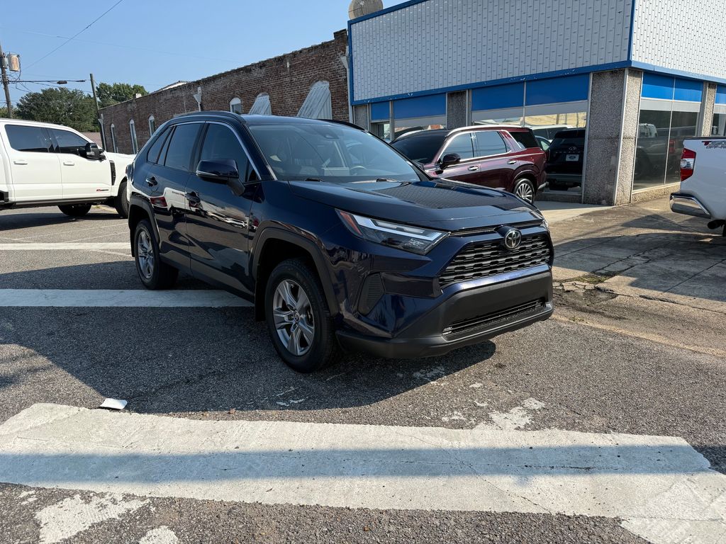 2022 Toyota RAV4 XLE photo 2