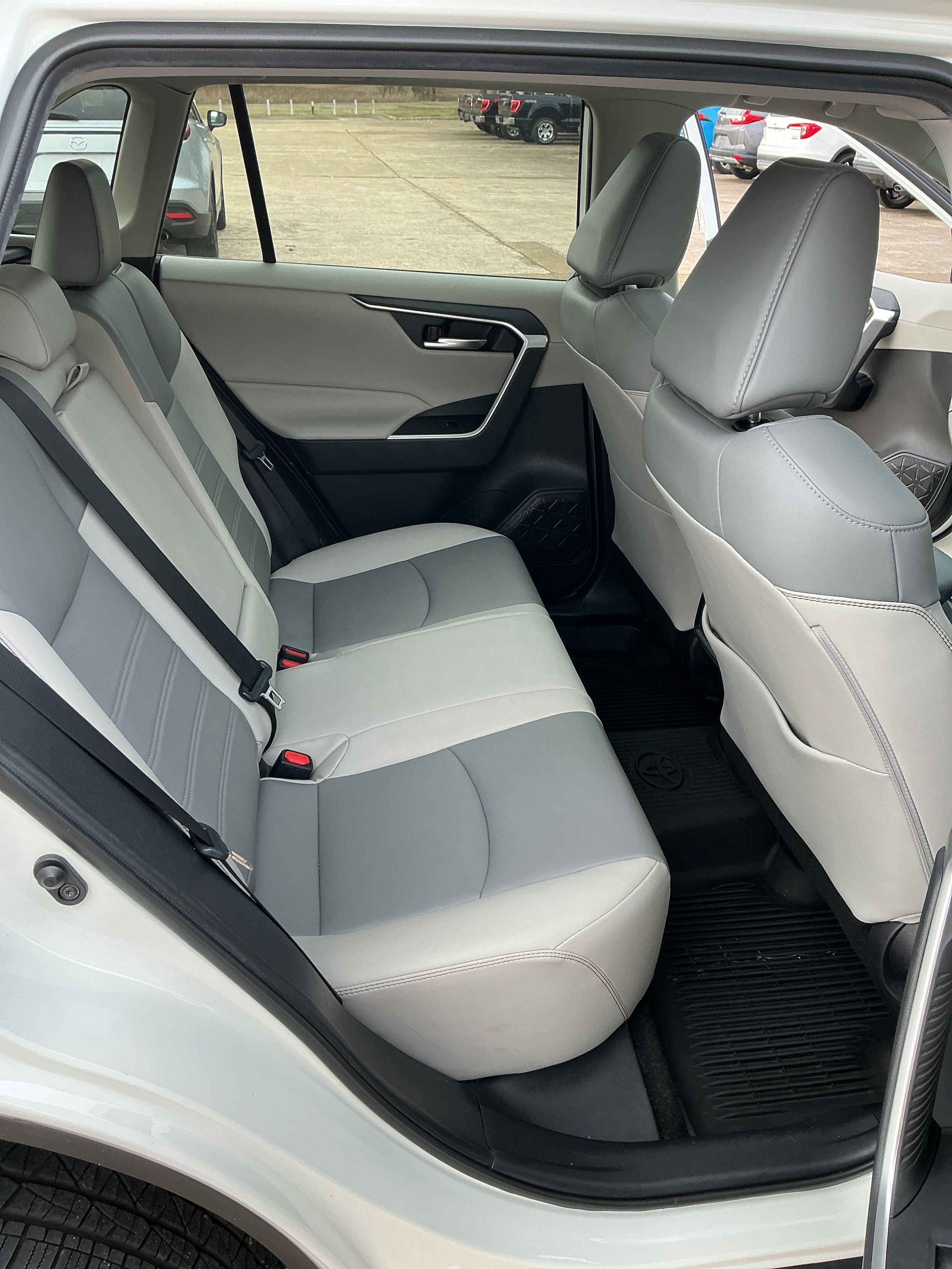 2020 Toyota RAV4 XLE Premium - Photo 10