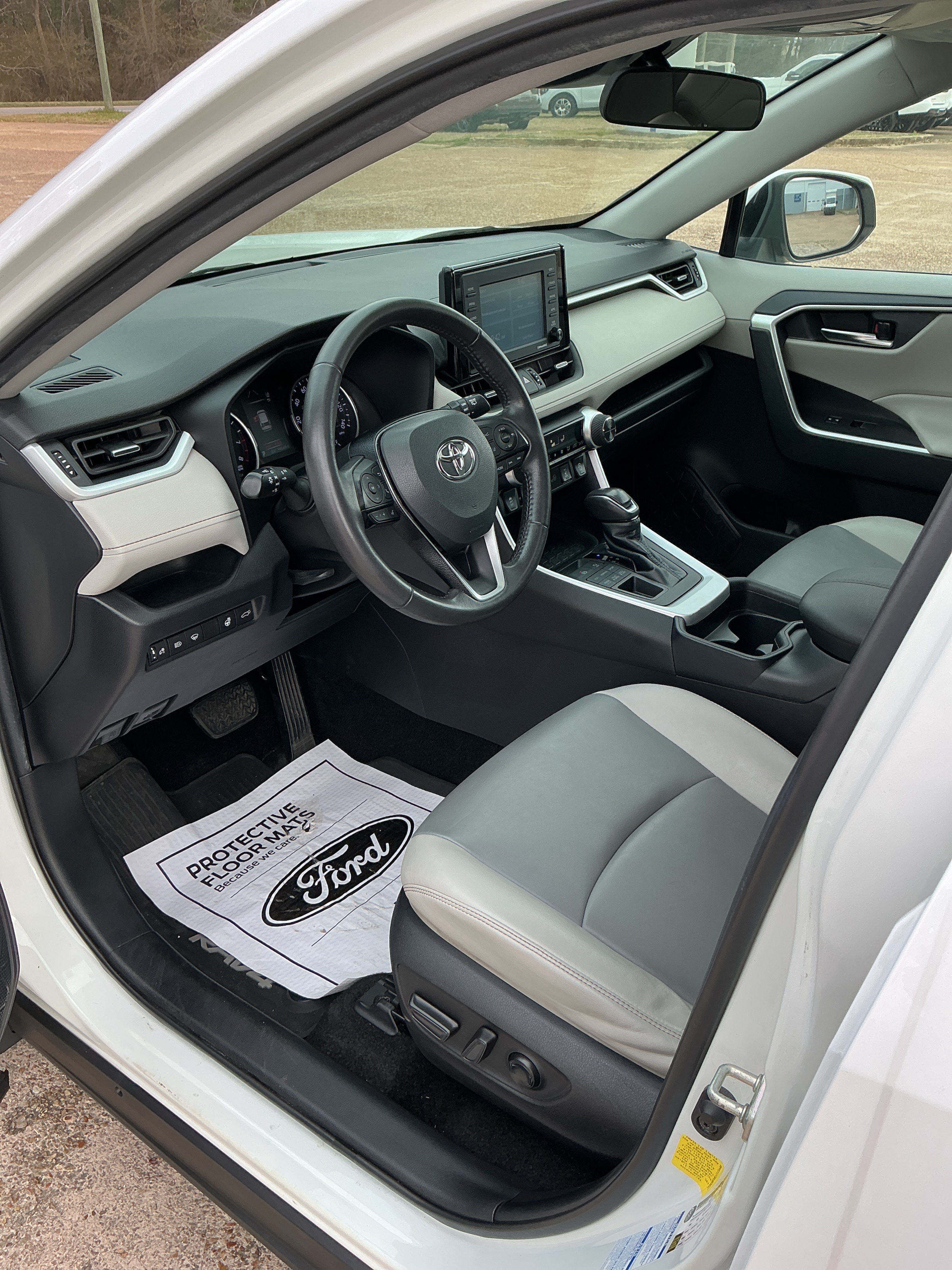 2020 Toyota RAV4 XLE Premium - Photo 6