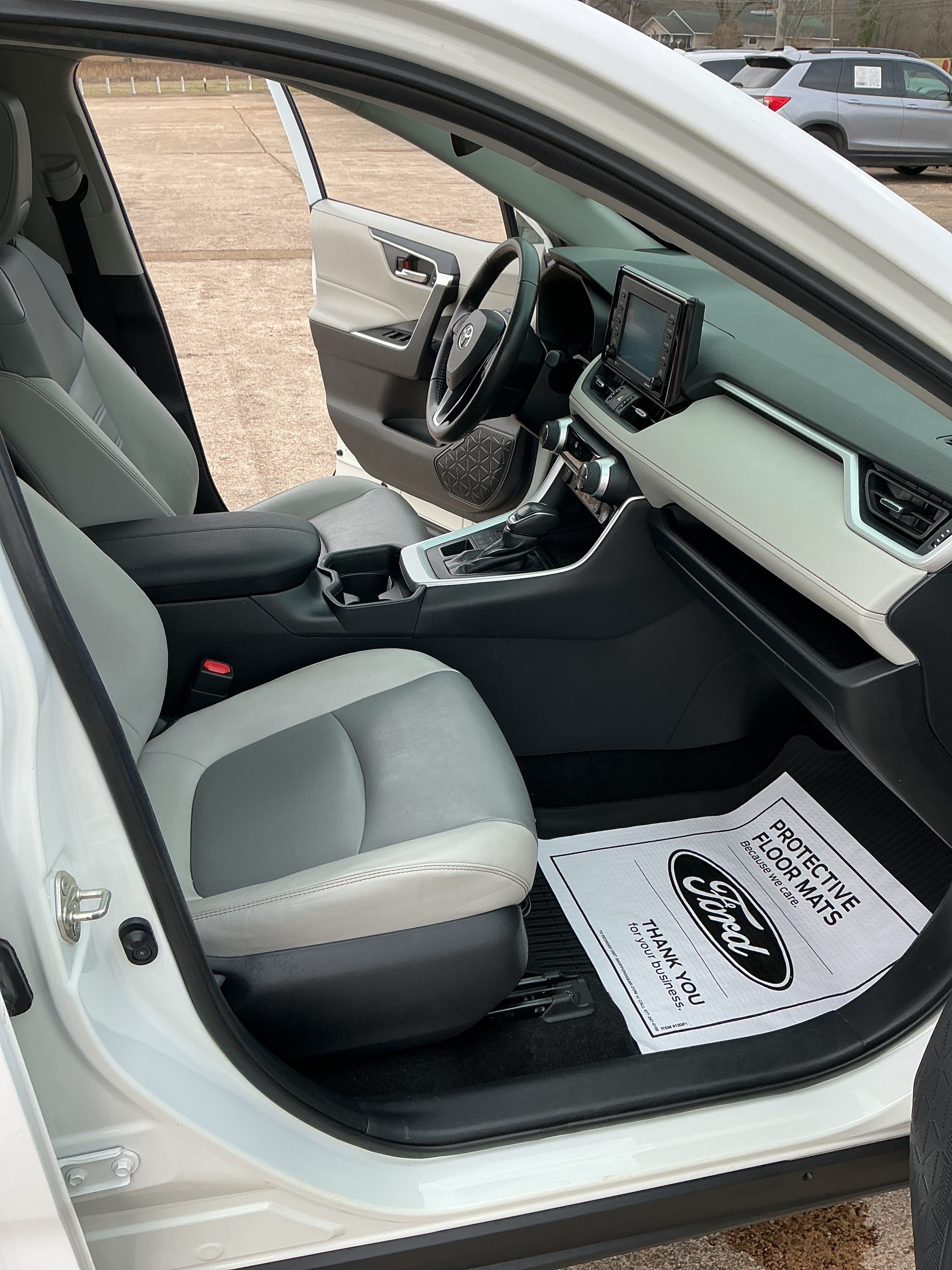 2020 Toyota RAV4 XLE Premium - Photo 9