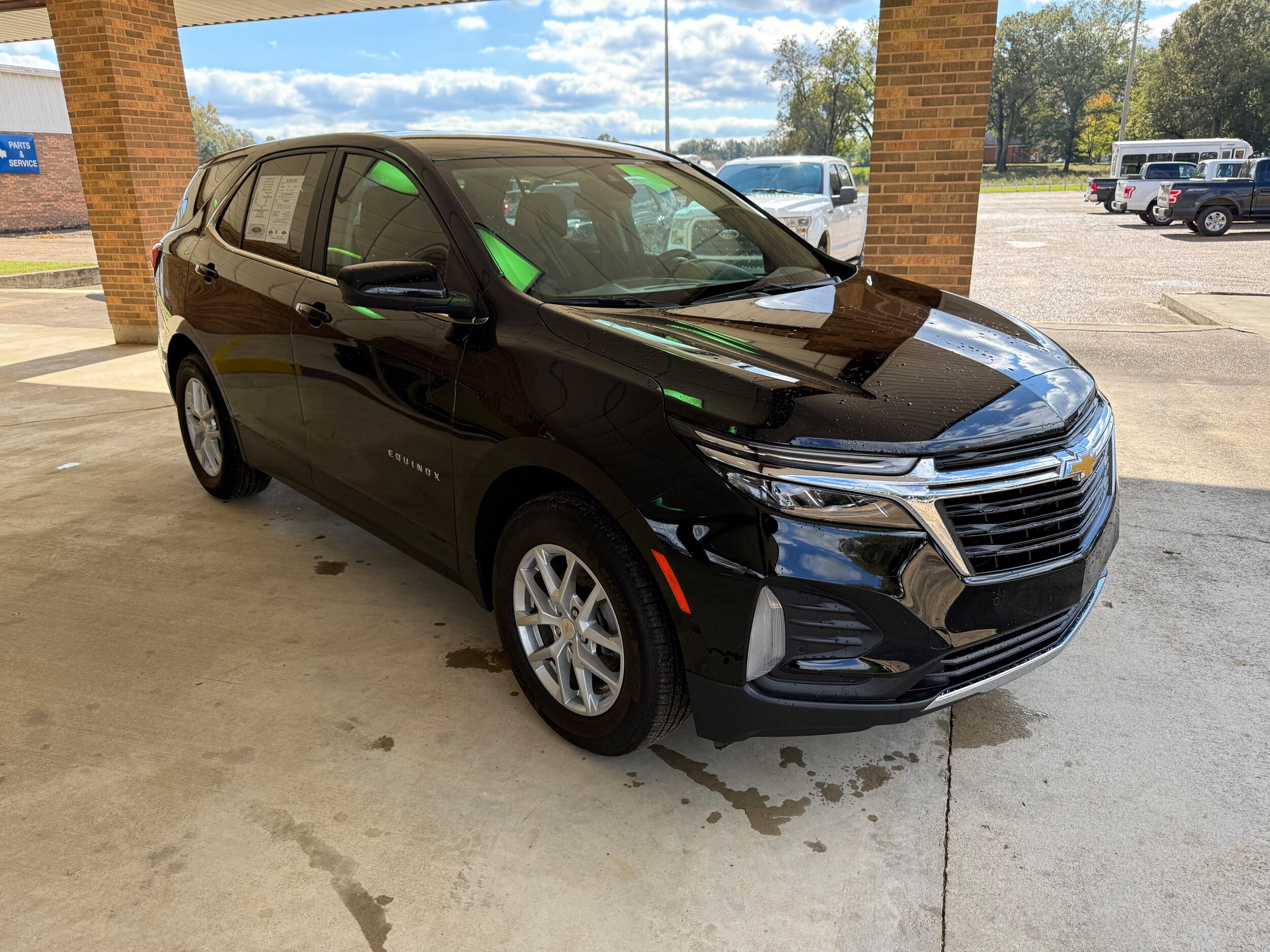 2023 Chevrolet Equinox LT photo 2