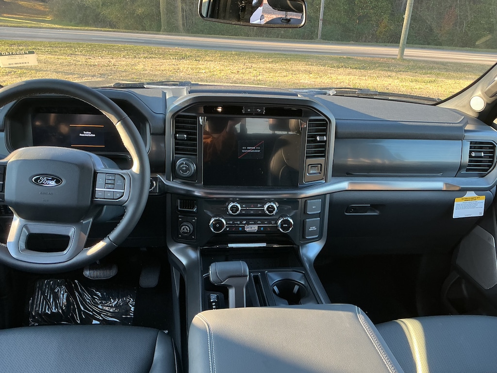 New 2025 Ford F-150 Lariat TRUCK