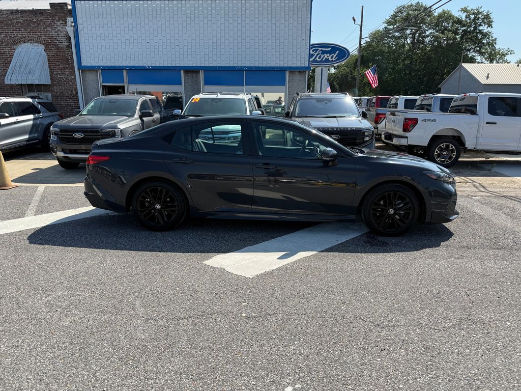 2025 Toyota Camry SE's photo