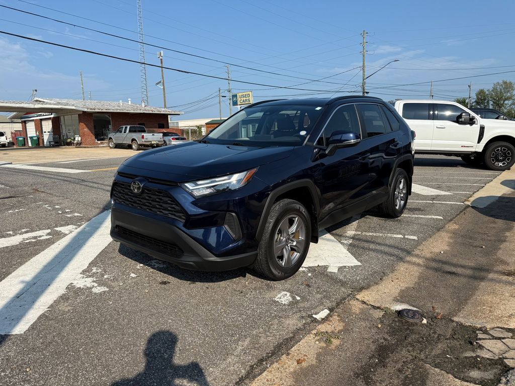 2022 Toyota RAV4 XLE photo 4
