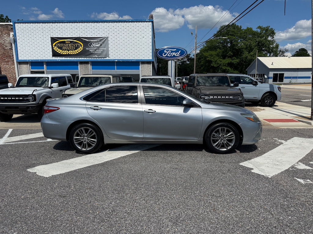 Used 2017 Toyota Camry SE Sedan