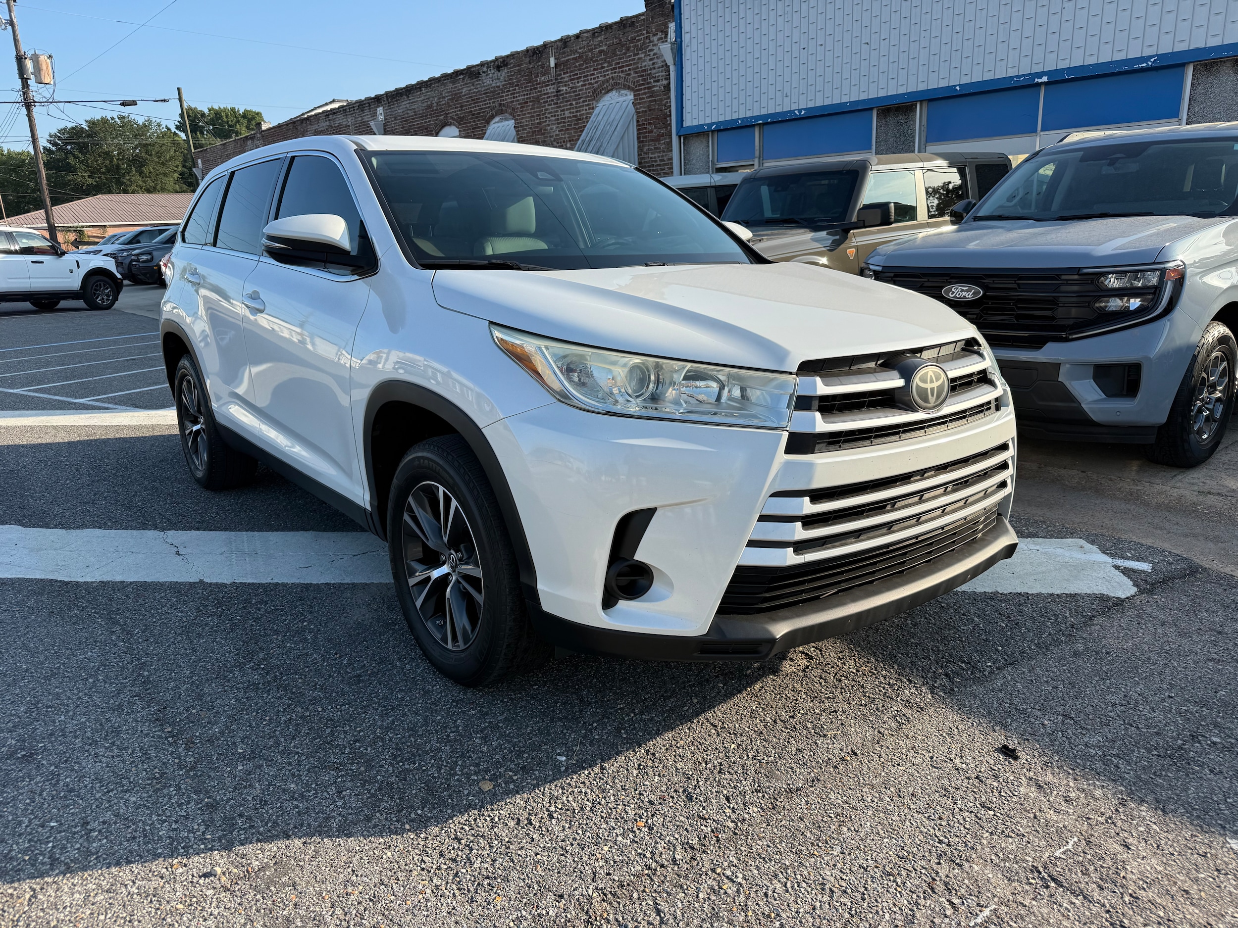 Used 2019 Toyota Highlander LE with VIN 5TDZARFH4KS044069 for sale in Sulligent, AL