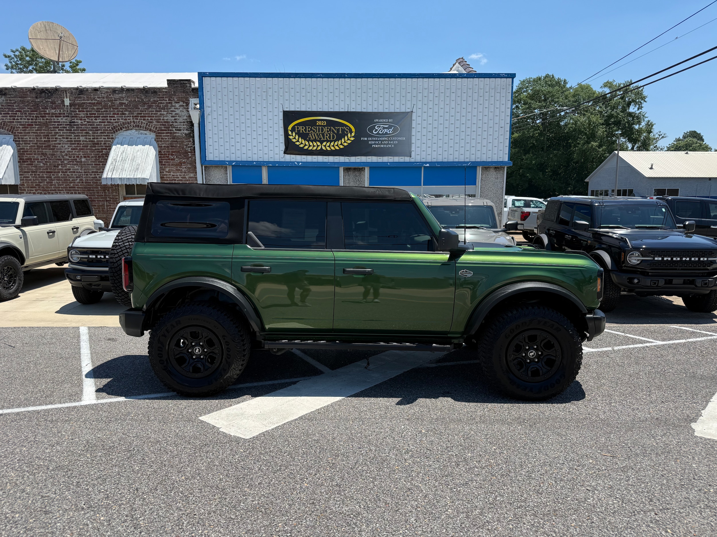2023 Ford Bronco Wildtrak 4x4's photo