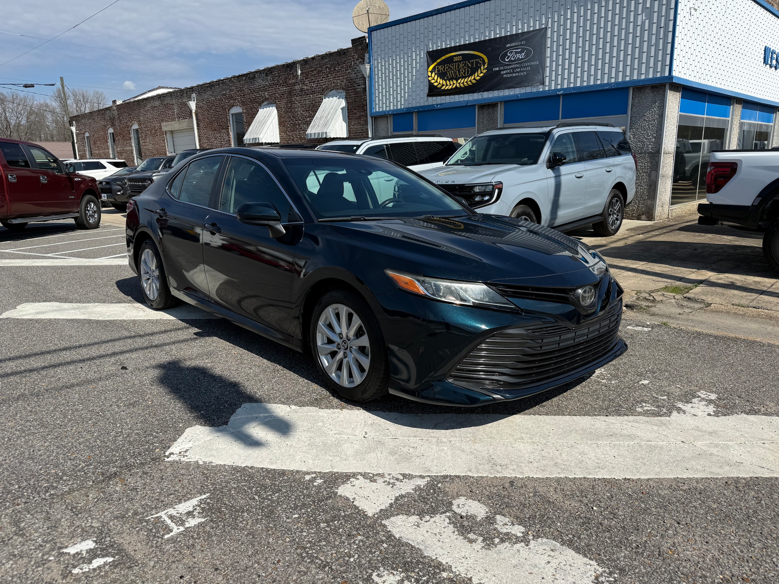 Used 2018 Toyota Camry LE with VIN 4T1B11HK5JU577274 for sale in Sulligent, AL