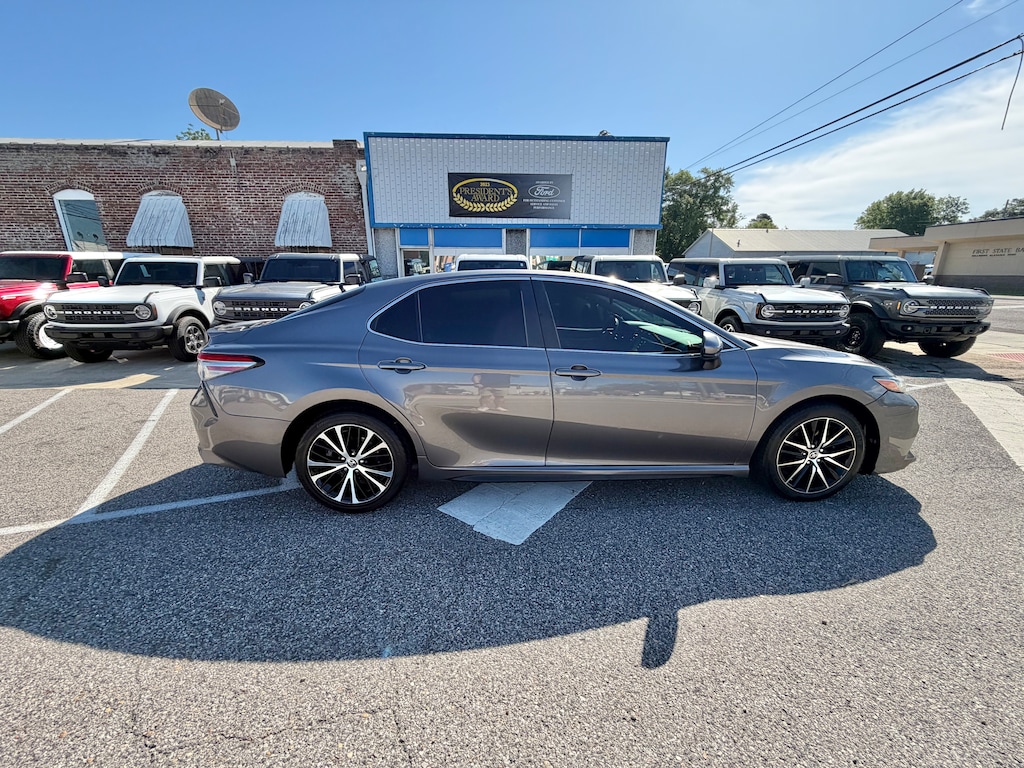 Used 2018 Toyota Camry SE Sedan