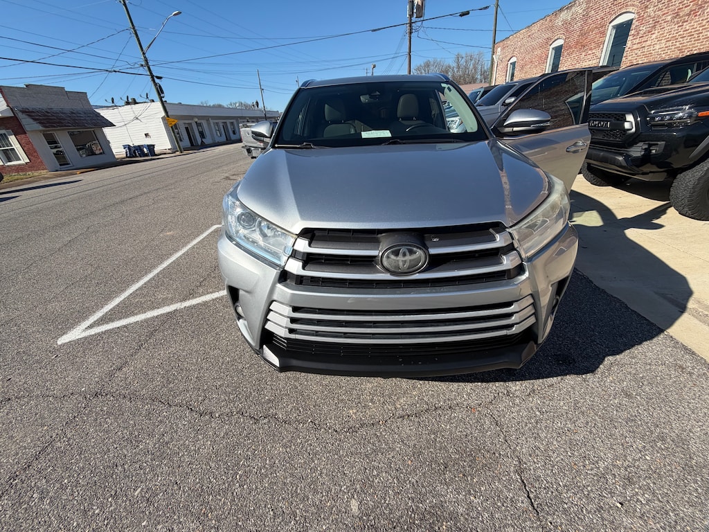 Used 2019 Toyota Highlander XLE V6 SUV