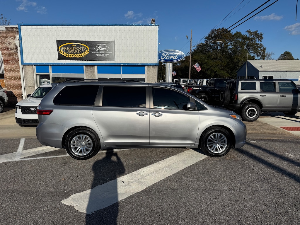 Used 2017 Toyota Sienna XLE 8 Passenger Van Passenger Van