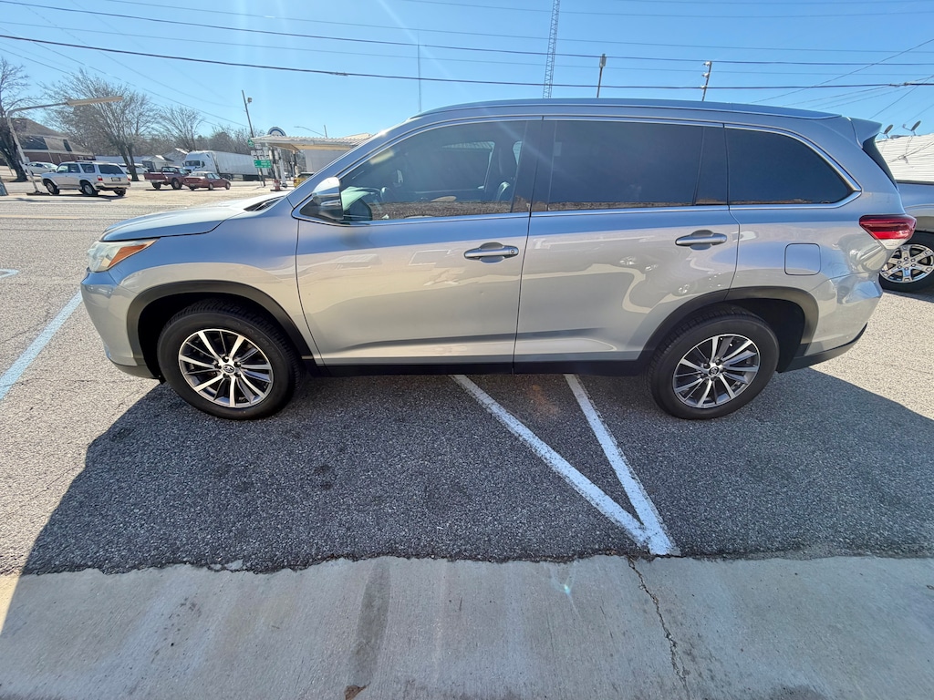 Used 2019 Toyota Highlander XLE V6 SUV
