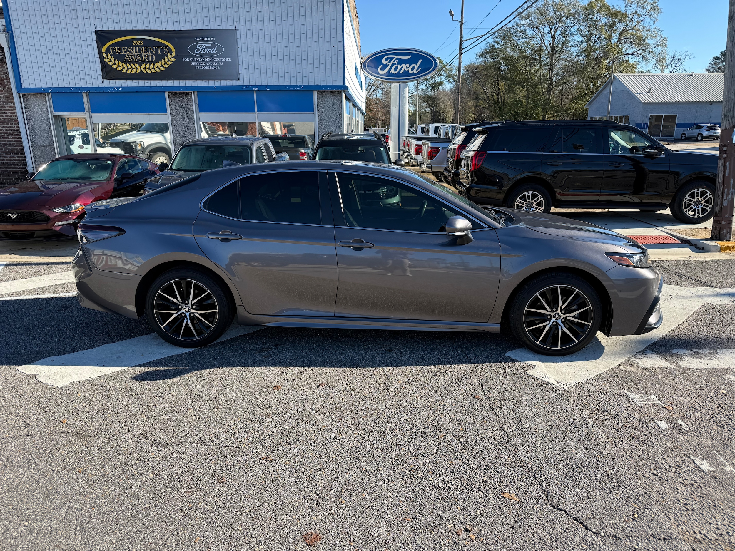 2024 Toyota Camry SE's photo