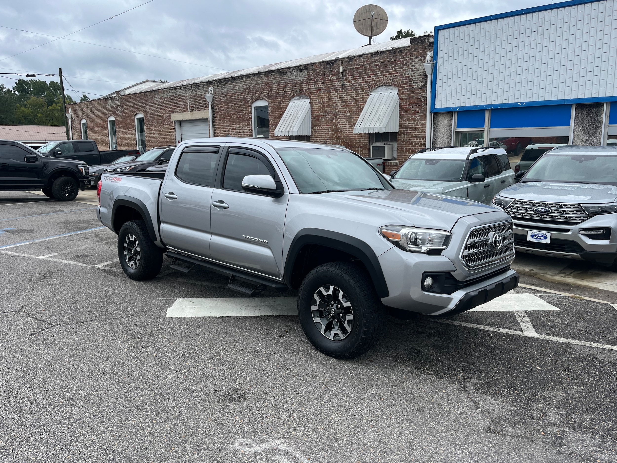 Used 2017 Toyota Tacoma TRD Off Road with VIN 5TFCZ5AN7HX053033 for sale in Sulligent, AL