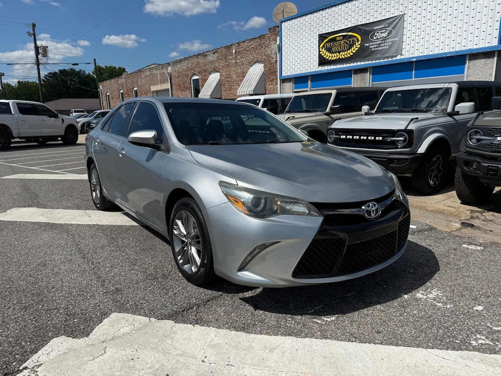 Used 2017 Toyota Camry SE Sedan