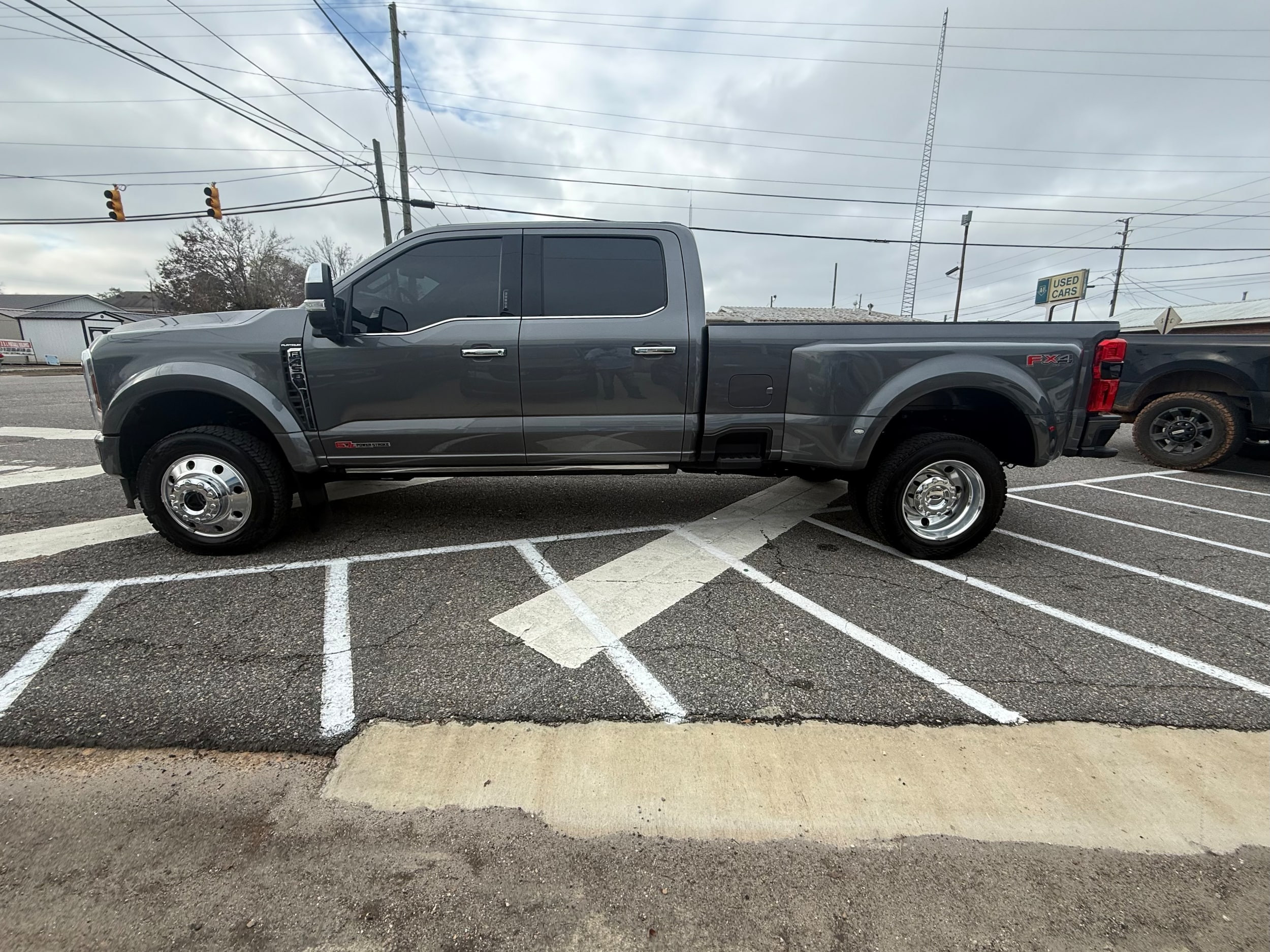 2024 Ford F-450 Super Duty Platinum's photo