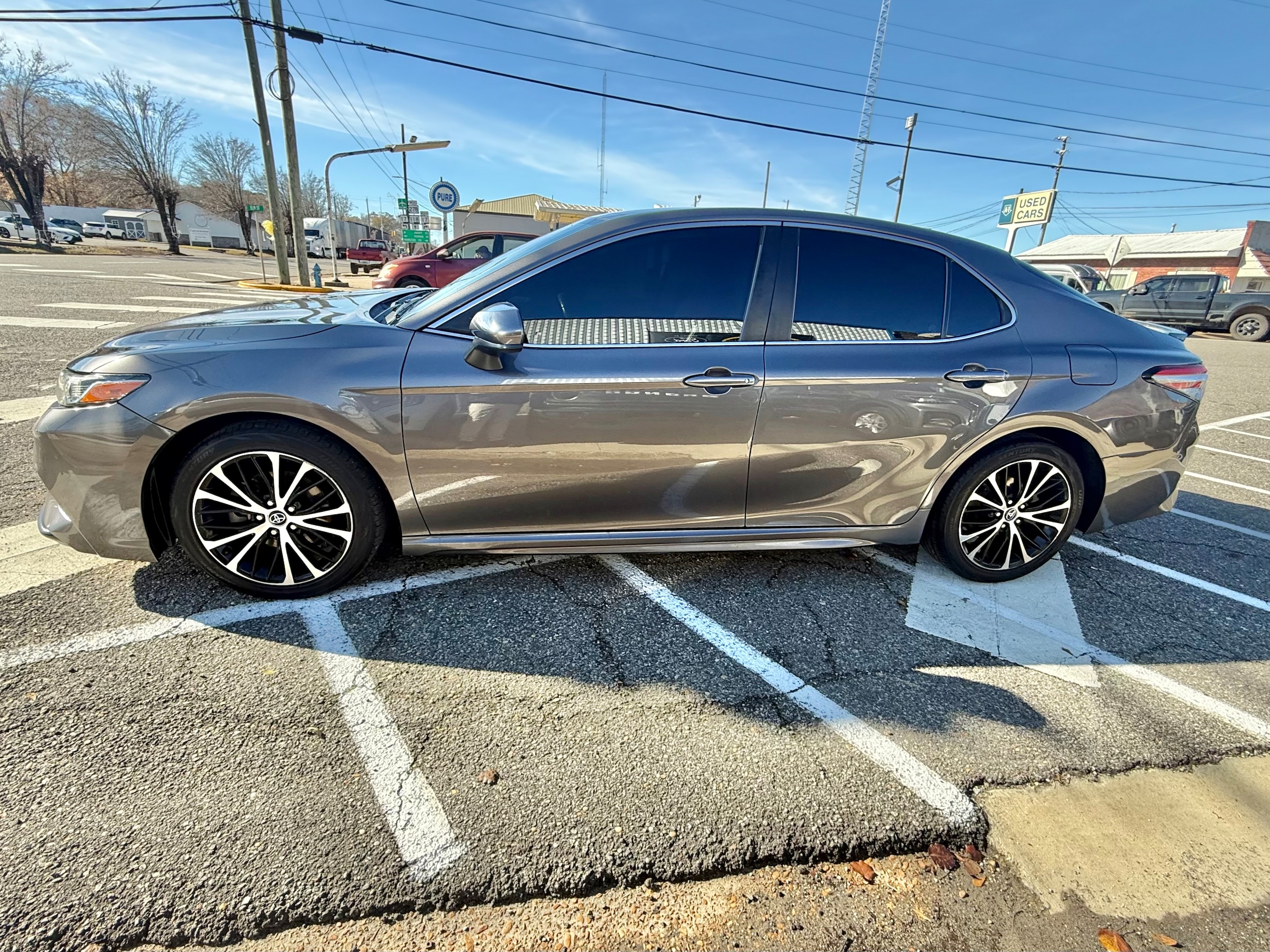 2020 Toyota Camry SE's photo