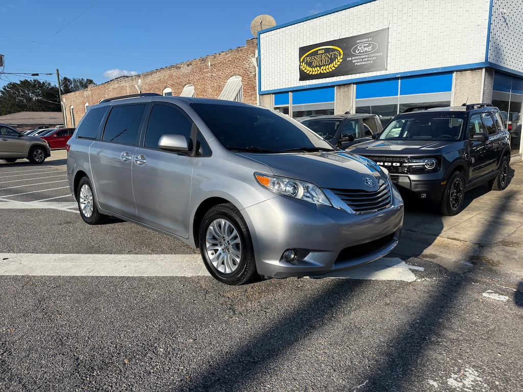 Used 2017 Toyota Sienna XLE 8 Passenger Van Passenger Van