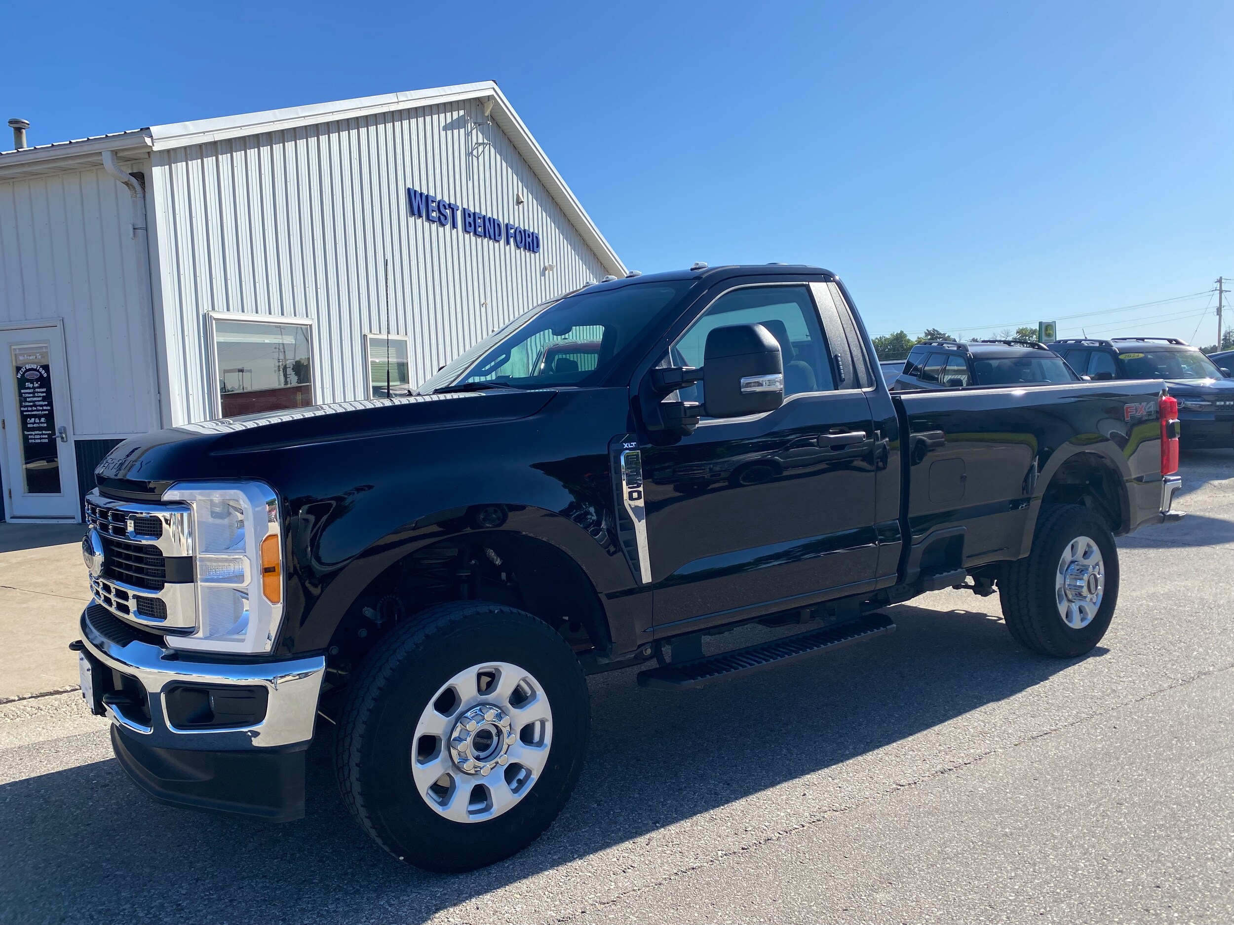 2023 Ford F-350 XLT photo 2