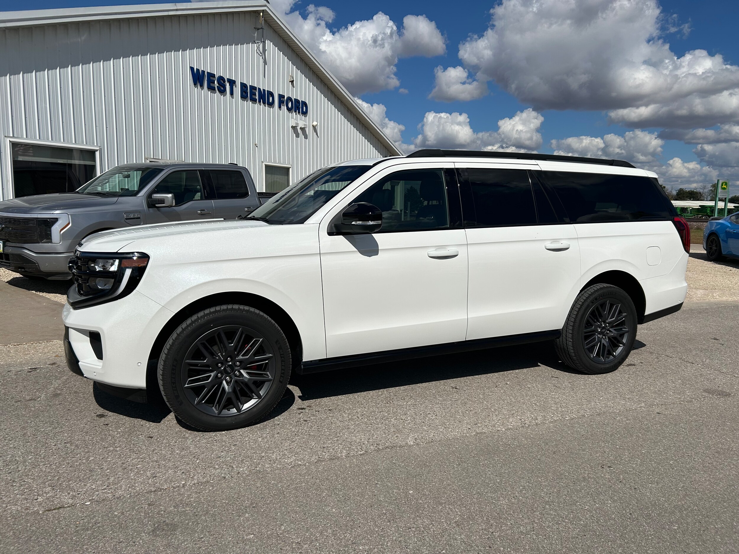 2025 Ford Expedition MAX Platinum photo 2