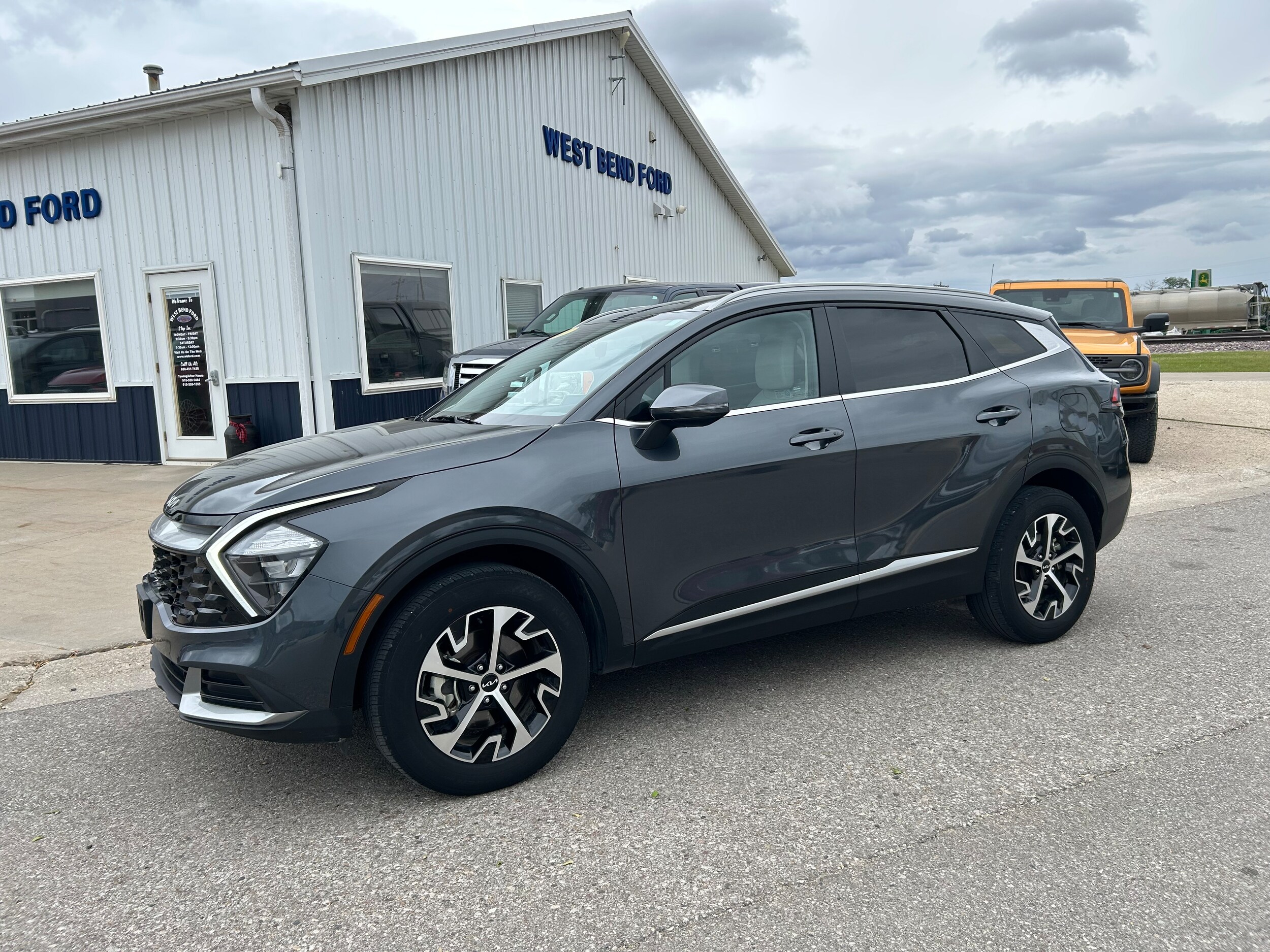 2023 Kia Sportage EX photo 2