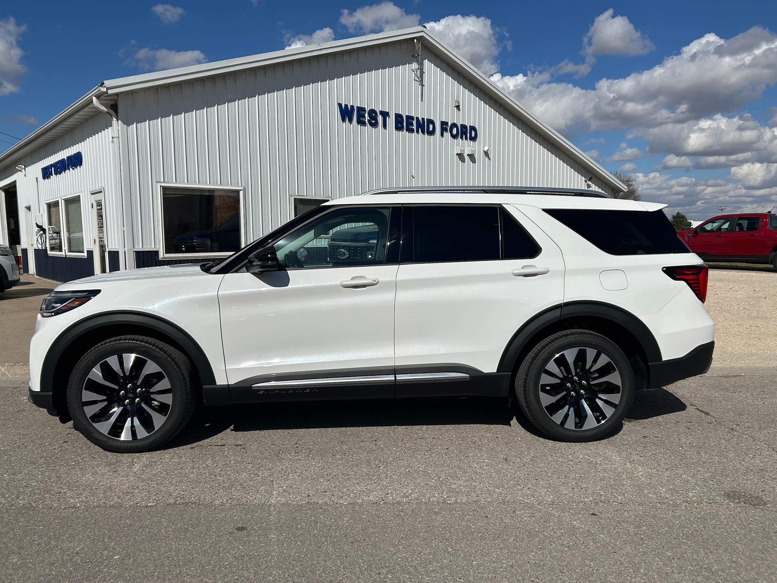 2025 Ford Explorer Platinum's photo