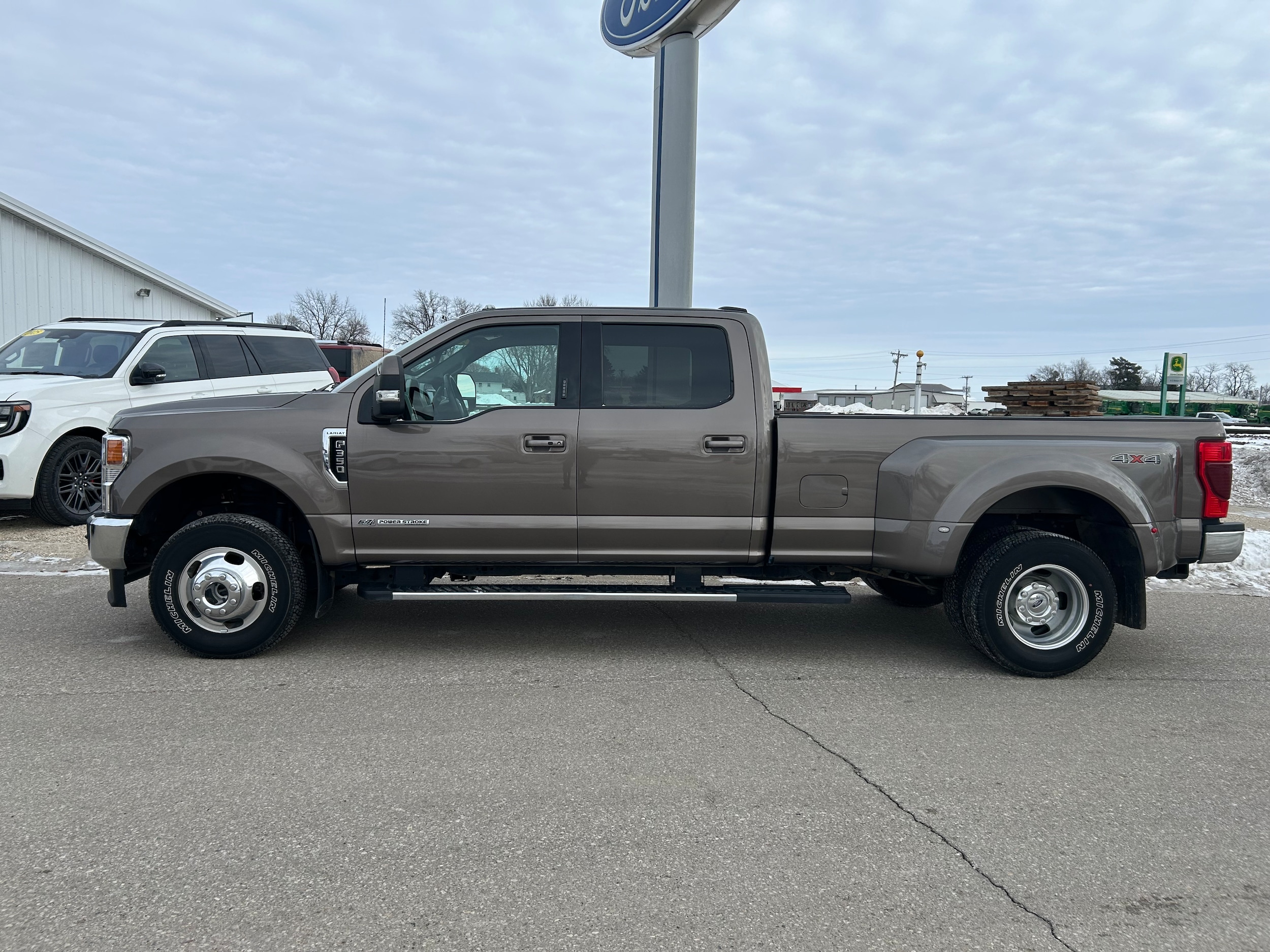 2022 Ford F-350 Super Duty Lariat's photo
