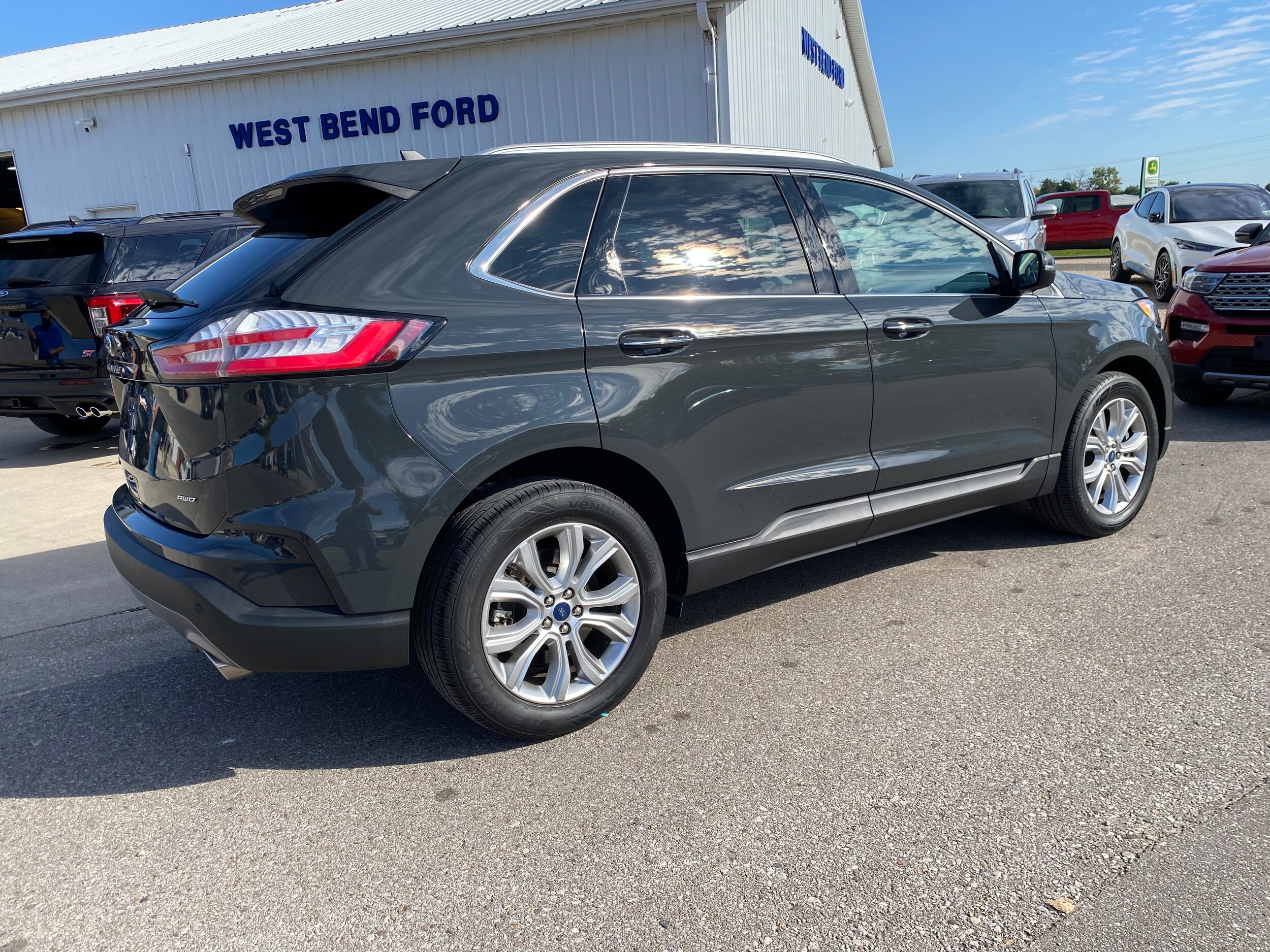2021 Ford Edge Titanium photo 2
