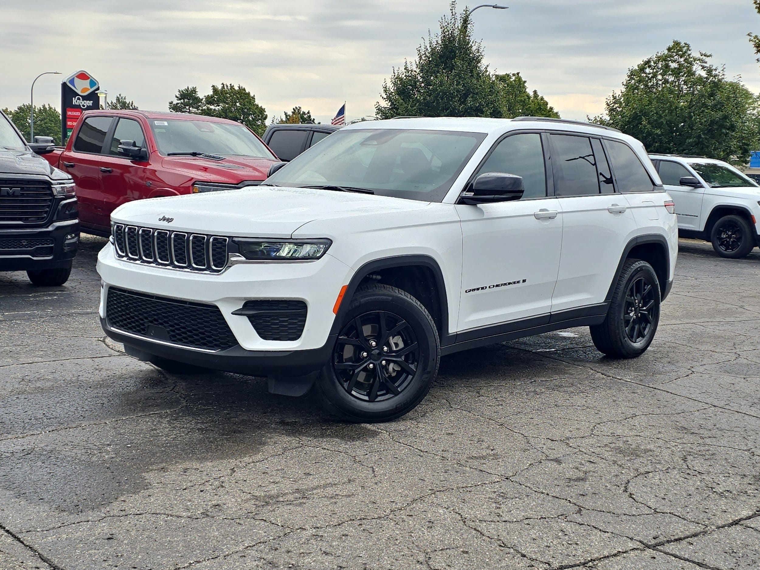 Bright White Clea 2025 Jeep Grand Cherokee SUV / Crossover Four-Wheel Drive Automatic