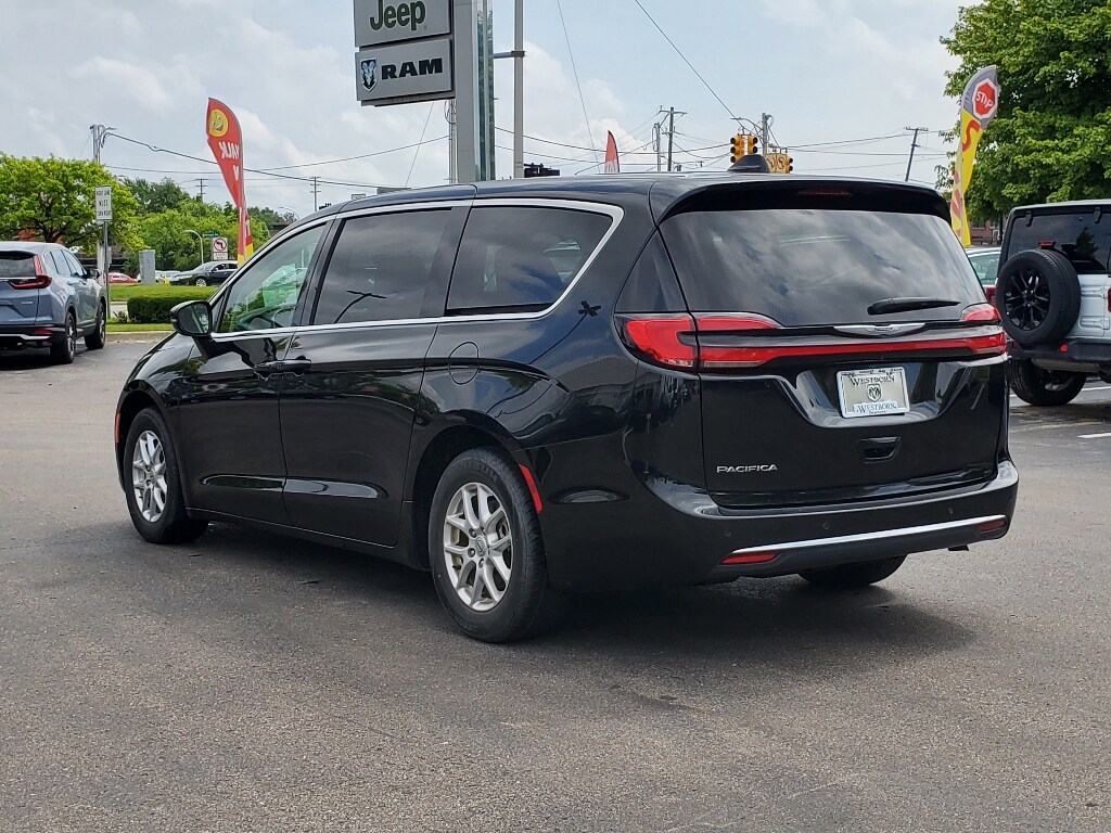 2024 Chrysler Pacifica Touring L photo 3