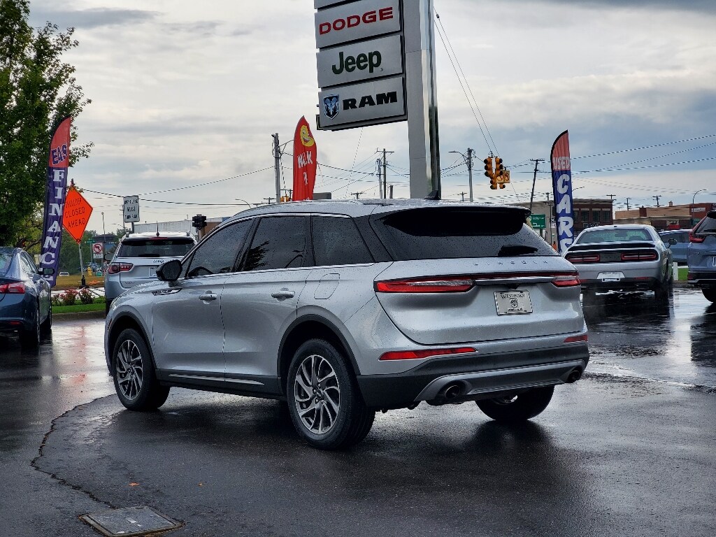 2020 Lincoln Corsair Standard photo 3