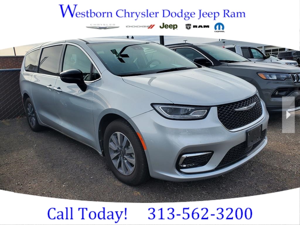 2024 Chrysler Pacifica PHEV Select's photo