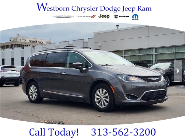 2017 Chrysler Pacifica Touring L's photo