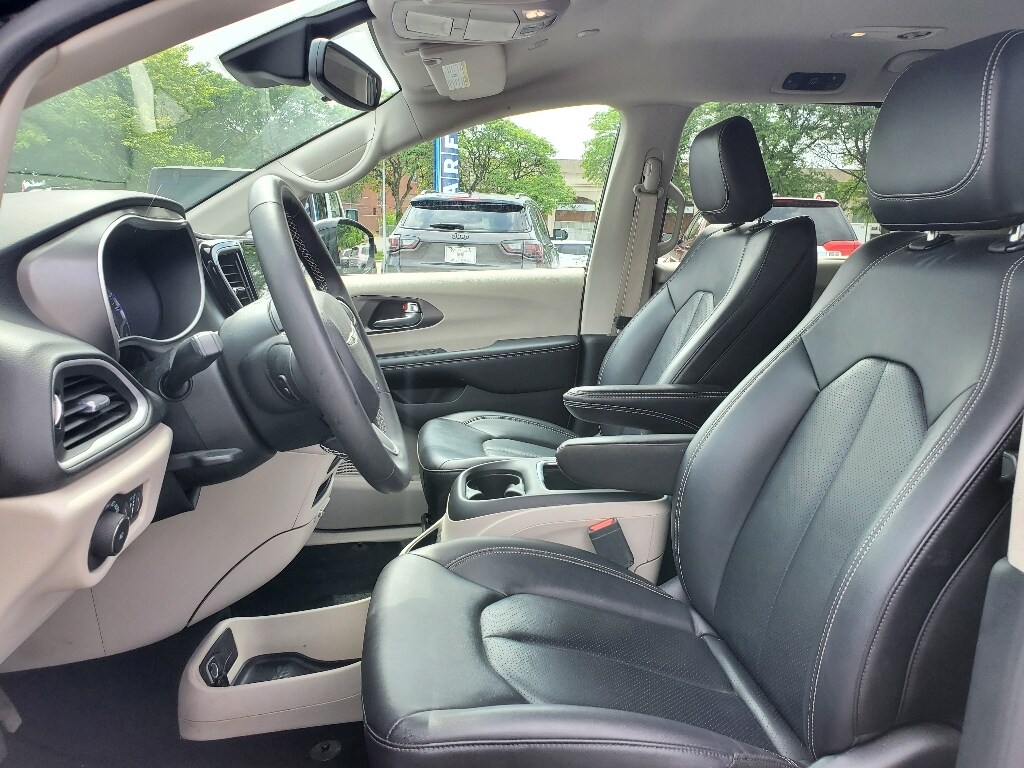 2024 Chrysler Pacifica Touring L photo 4