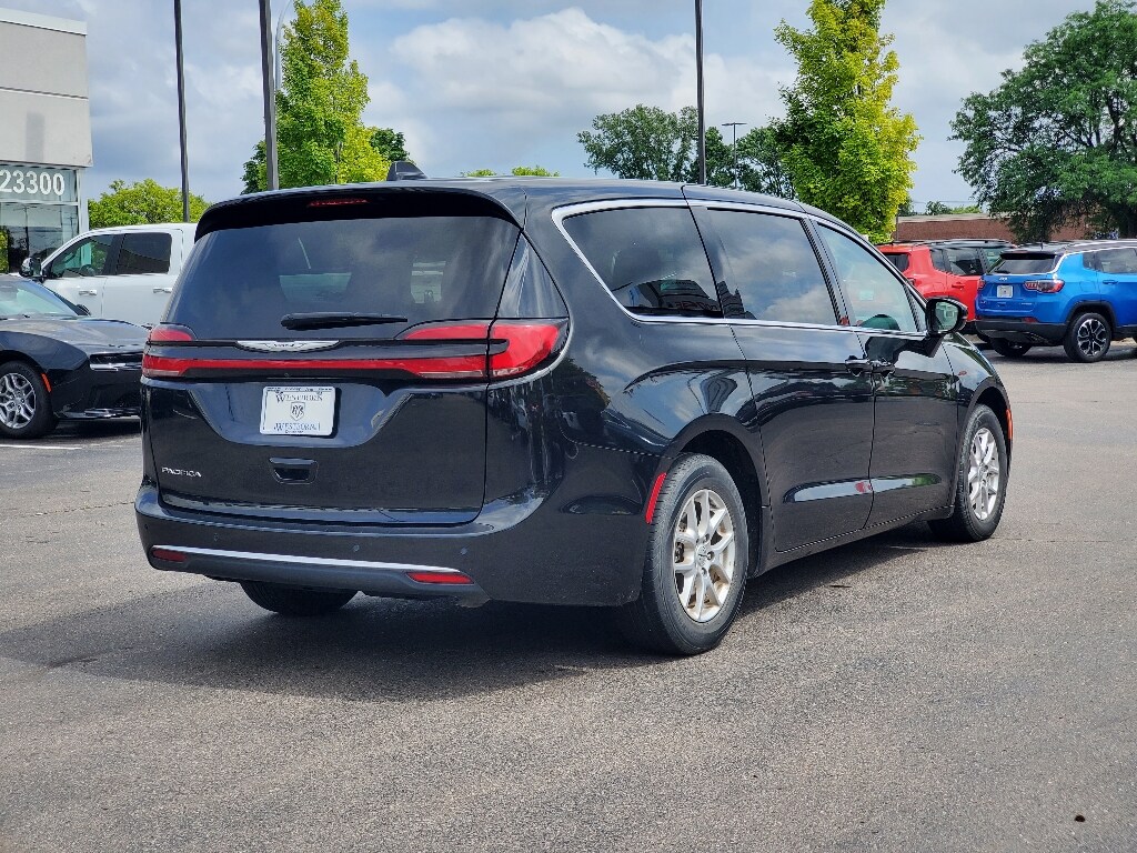 2024 Chrysler Pacifica Touring L photo 2