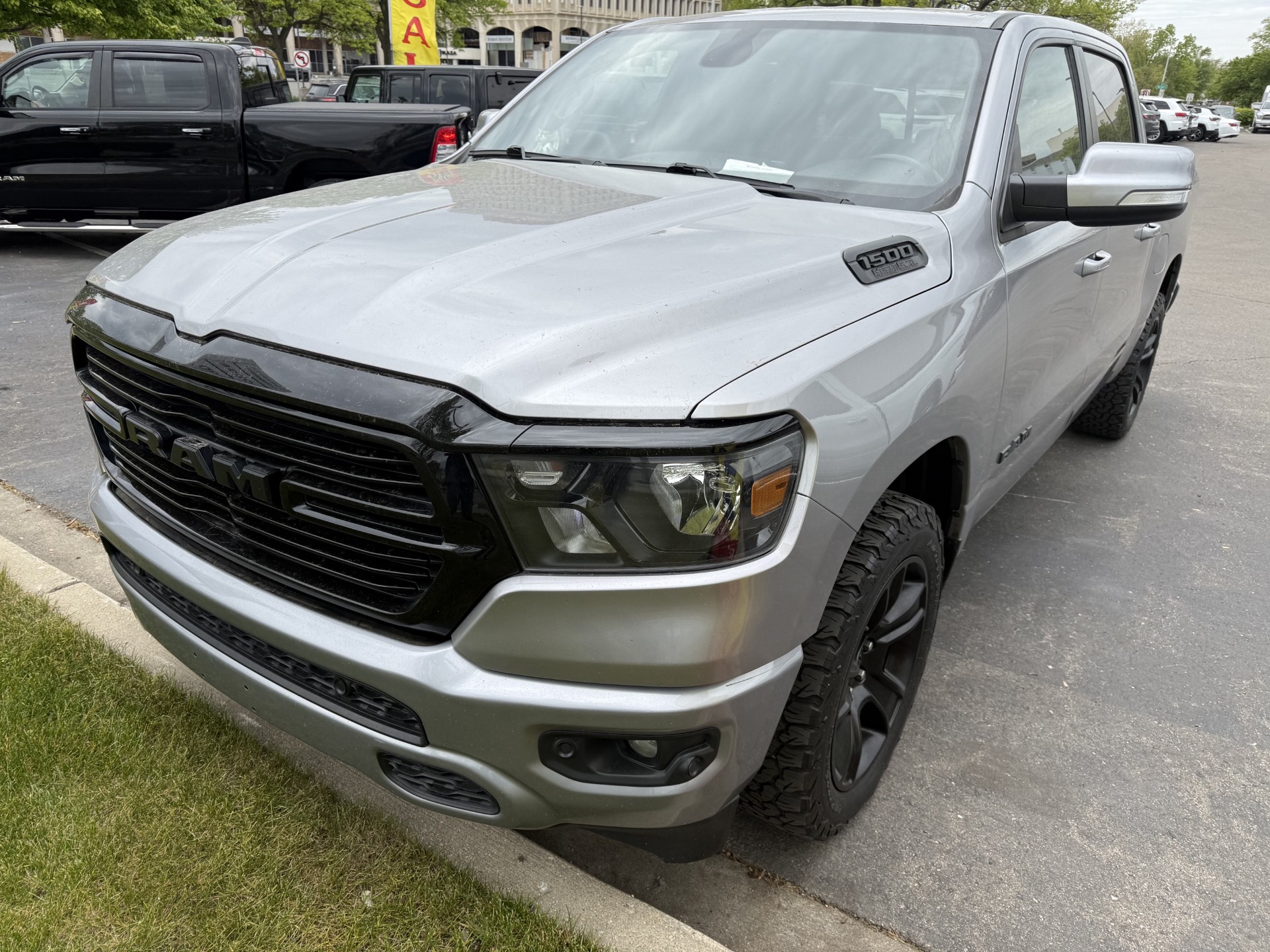 2020 RAM 1500 Big Horn/Lone Star 4x4 Crew Cab 5'7's photo