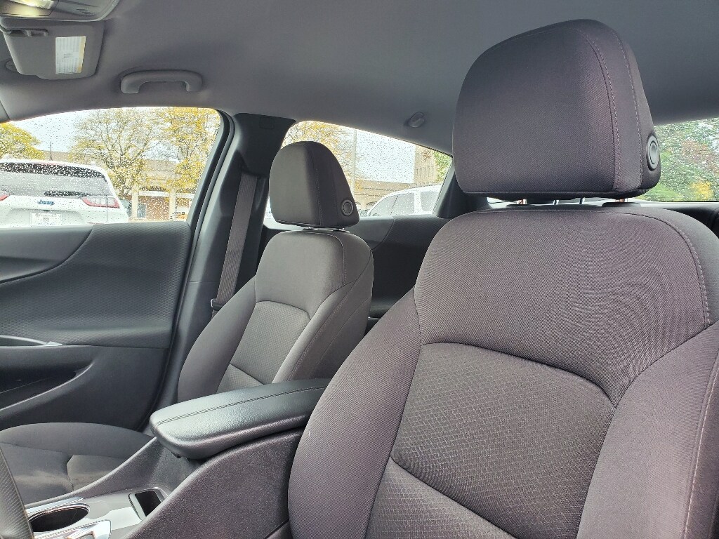2024 Chevrolet Malibu 1LT photo 2