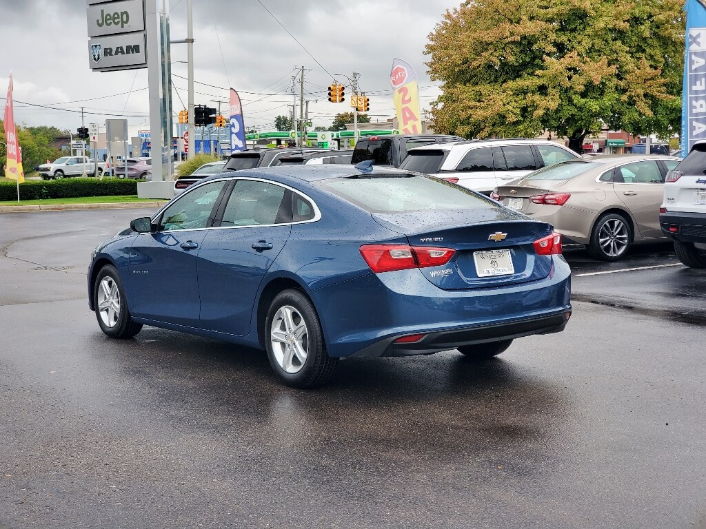 2024 Chevrolet Malibu 1LT photo 2