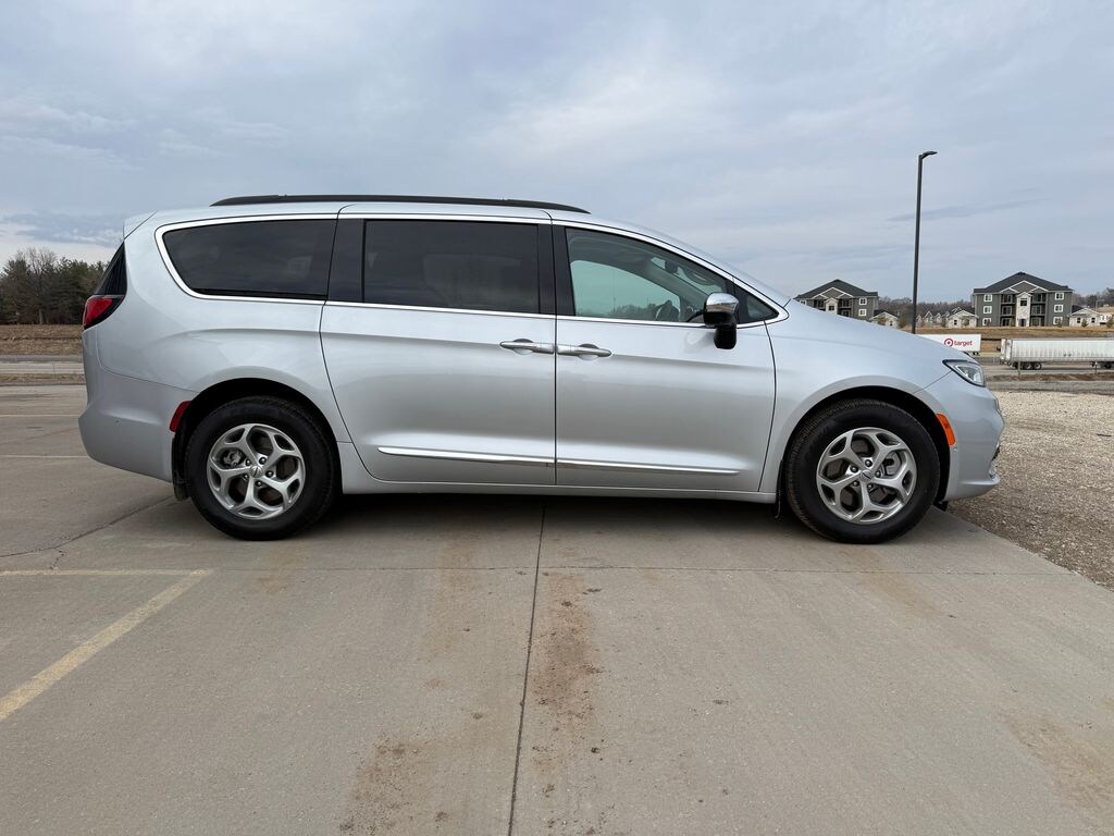 Used 2023 Chrysler Pacifica Limited Minivan/Van