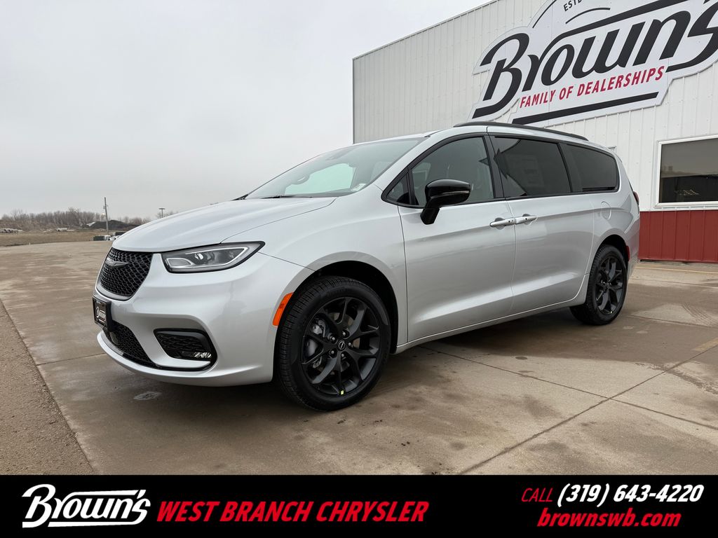 2026 Chrysler Pacifica Select's photo